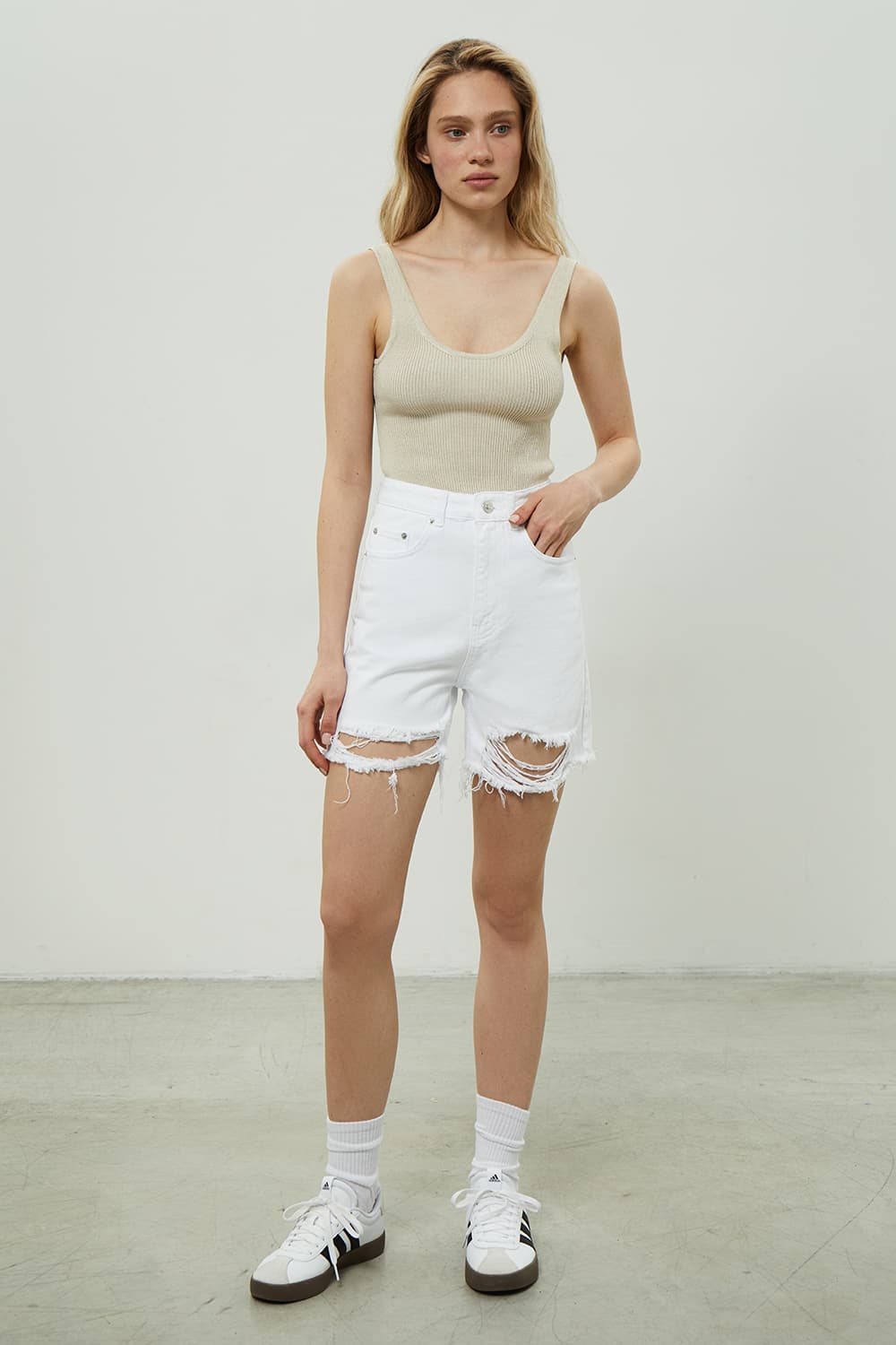 PA-002-WHITE · LOOK 01